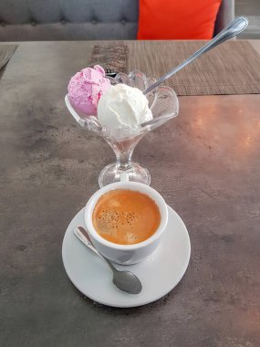 Kafedeki bir masada fincan tabağı olan porselen kahve fincanı.