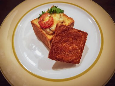 Taze mantar, jülyen, domates ve dereotlu çıtır ekmek küpü.