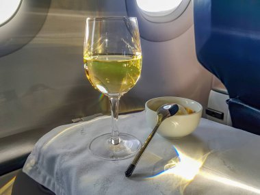 Moskova, Rusya - 14 Ocak 2021: Aeroflot havayollarının işletme sınıfında atıştırmalık ve içecek