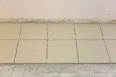 Bitmemiş bir binanın döşeme tamiri sırasında kirli fayansların desenli yüzeyi