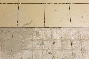 Bitmemiş bir binanın döşeme tamiri sırasında kirli fayansların desenli yüzeyi