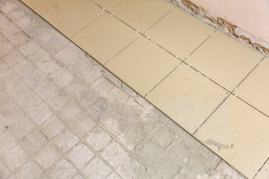 Bitmemiş bir binanın döşeme tamiri sırasında kirli fayansların desenli yüzeyi