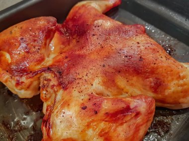 Mutfak sobasında yağda kızartılmış çıtır çıtır tavuk. Baharatlı ve otlu ev yapımı tarif.