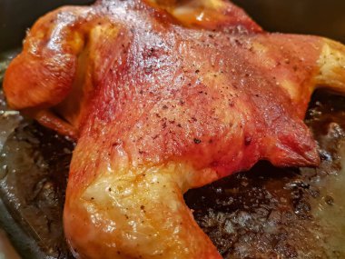 Mutfak sobasında yağda kızartılmış çıtır çıtır tavuk. Baharatlı ve otlu ev yapımı tarif.