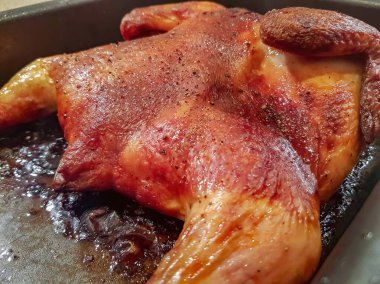 Mutfak sobasında yağda kızartılmış çıtır çıtır tavuk. Baharatlı ve otlu ev yapımı tarif.