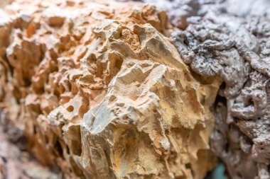 Doğal kaba bir taşın orijinal dokulu yüzeyi