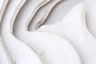 Kirli desenli beyaz tahta levhalar.