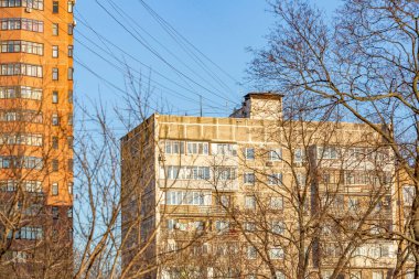 Eski moda çok katlı tuğla bina. 20. yüzyılın tipik Doğu Avrupa mimarisi