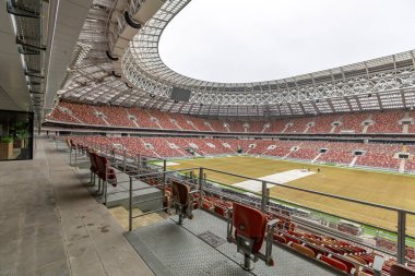 Moskova, Rusya - 14 Mart 2021 Olimpiyat kompleksi Luzhniki 'nin büyük spor arenasında. 1956 'da açılmış. 2018 FIFA Dünya Kupası için yapılan 2014-2017 küresel yeniden yapılanma