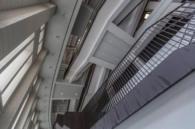 Moskova, Rusya - 14 Mart 2021: Luzhniki futbol stadyumunun sektörleri arasında metal ve betondan yapılmış büyük merdiven