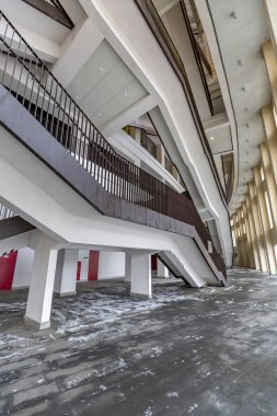 Moskova, Rusya - 14 Mart 2021: Luzhniki futbol stadyumunun sektörleri arasında metal ve betondan yapılmış büyük merdiven