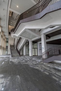 Moskova, Rusya - 14 Mart 2021: Luzhniki futbol stadyumunun sektörleri arasında metal ve betondan yapılmış büyük merdiven