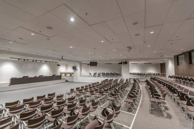 Moskova, Rusya - 14 Mart 2021: Luzhniki futbol stadyumu. Boş bir basın toplantısı odası.