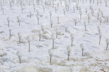 Kirli eriyen kar üzerinde güneş enerjisiyle çalışan çevre dostu ampuller.