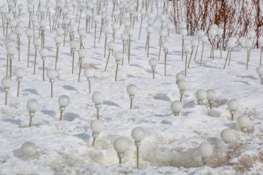 Kirli eriyen kar üzerinde güneş enerjisiyle çalışan çevre dostu ampuller.