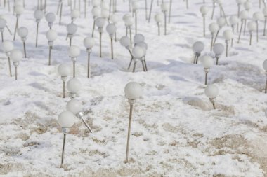 Kirli eriyen kar üzerinde güneş enerjisiyle çalışan çevre dostu ampuller.