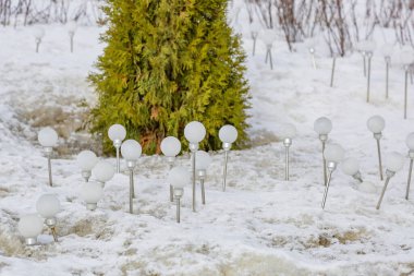 Kirli eriyen kar üzerinde güneş enerjisiyle çalışan çevre dostu ampuller.