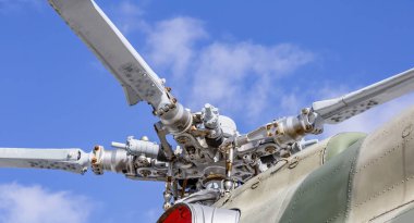 Parlak mavi gökyüzünün arka planına karşı güçlü pervane ve askeri helikopter pervaneleri