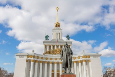 Moskova, Rusya - 20 Mart 2021: VDNH topraklarındaki komünist lider Lenin anıtı. 1950 'lerin başındaki Sovyet plastik sanatının bir örneği.