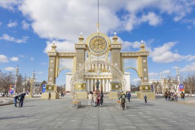 Moskova, Rusya - 20 Mart 2021: VDNH topraklarındaki komünist lider Lenin anıtı. 1950 'lerin başındaki Sovyet plastik sanatının bir örneği.