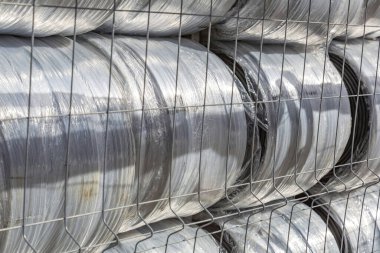 İnşaat alanındaki koruyucu selofan bantta endüstriyel çatı malzemesi ruloları.