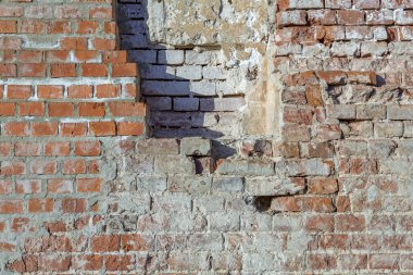 Ön cephe tuğlaları ve çimentodan yapılmış eski bir duvarın kabartmalı yüzeyi.