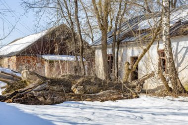 Gündüz vakti terk edilmiş eski bir taş binanın yıkılmış cephesinin bir parçası.