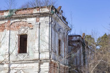 Gündüz vakti terk edilmiş eski bir taş binanın yıkılmış cephesinin bir parçası.