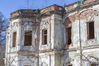 Gündüz vakti terk edilmiş eski bir taş binanın yıkılmış cephesinin bir parçası.