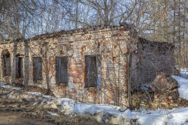 Gündüz vakti terk edilmiş eski bir taş binanın yıkılmış cephesinin bir parçası.