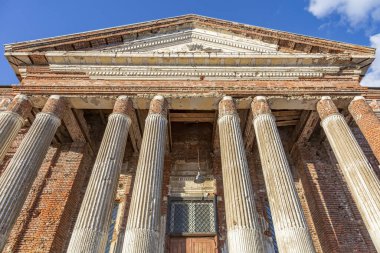 Yakhroma, Rusya - 28 Mart 2021: Ünlü Trinity Katedrali 'nin tarihi cephesinin bir parçası. Neoklasisizm. 1895 'te inşa edilmiş.