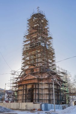 Yakhroma, Rusya - 28 Mart 2021: Ünlü Trinity Katedrali 'nin tarihi cephesinin bir parçası. Neoklasisizm. 1895 'te inşa edilmiş.