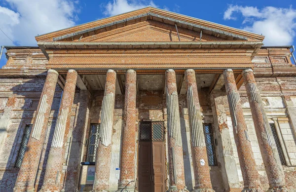 Yakhroma, Rusya - 28 Mart 2021: Ünlü Trinity Katedrali 'nin tarihi cephesinin bir parçası. Neoklasisizm. 1895 'te inşa edilmiş.