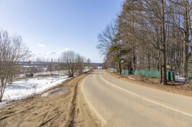 Avrupa kırsalında gündüz vakti otantik dar yol