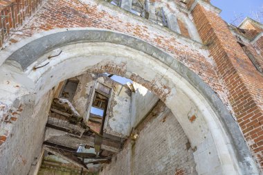 Marfino, Rusya Federasyonu - 28 Mart 2021: Malikânenin Binası 'nın terk edilmiş tarihi taş binası. Rusya 'nın Kültür Mirası