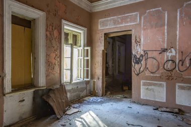 Podyachevo, Rusya - 28 Mart 2021: Nikolskoye-Obolyaninovo Konutları 'nın iç kısımları harabeye döndü. 1760 'da inşa edilmiş. Kültürel mirasın bir anıtı. Bina restorasyon sürecinde.