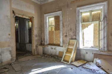 Podyachevo, Rusya - 28 Mart 2021: Nikolskoye-Obolyaninovo Konutları 'nın iç kısımları harabeye döndü. 1760 'da inşa edilmiş. Kültürel mirasın bir anıtı. Bina restorasyon sürecinde.