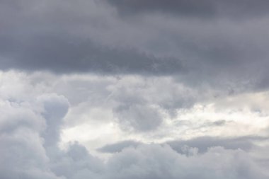 Gündüz vakti gökyüzünde desenli bulutlar