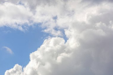 Gündüz vakti gökyüzünde desenli bulutlar