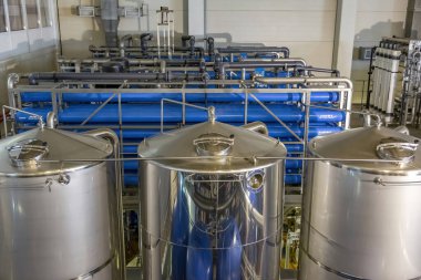 Mytishchi, Rusya - 4 Nisan 2021: Moskova Bira Fabrikası 'nda bira üretimi için teknolojik ekipman, endüstriyel araçlar ve makineler