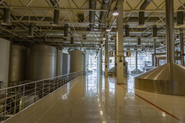 Mytishchi, Rusya - 4 Nisan 2021: Moskova Bira Fabrikası 'nda bira üretimi için teknolojik ekipman, endüstriyel araçlar ve makineler
