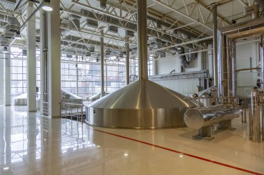 Mytishchi, Rusya - 4 Nisan 2021: Moskova Bira Fabrikası 'nda bira üretimi için teknolojik ekipman, endüstriyel araçlar ve makineler