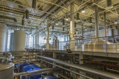 Mytishchi, Rusya - 4 Nisan 2021: Moskova Bira Fabrikası 'nda bira üretimi için teknolojik ekipman, endüstriyel araçlar ve makineler