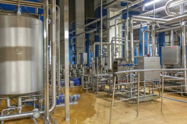 Mytishchi, Rusya - 4 Nisan 2021: Moskova Bira Fabrikası 'nda bira üretimi için teknolojik ekipman, endüstriyel araçlar ve makineler