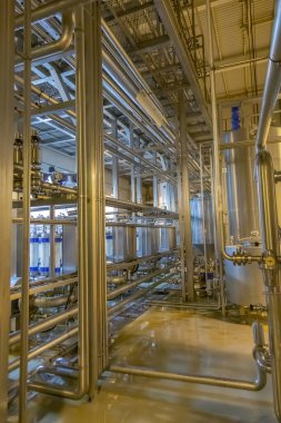 Mytishchi, Rusya - 4 Nisan 2021: Moskova Bira Fabrikası 'nda bira üretimi için teknolojik ekipman, endüstriyel araçlar ve makineler