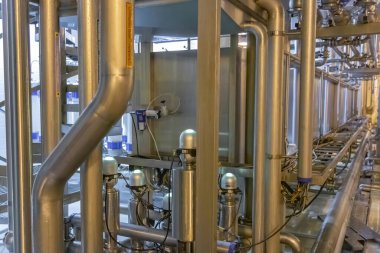 Mytishchi, Rusya - 4 Nisan 2021: Moskova Bira Fabrikası 'nda bira üretimi için teknolojik ekipman, endüstriyel araçlar ve makineler