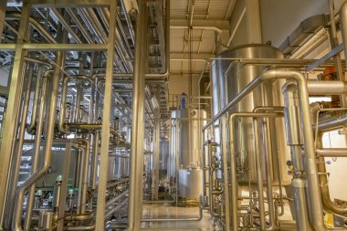 Mytishchi, Rusya - 4 Nisan 2021: Moskova Bira Fabrikası 'nda bira üretimi için teknolojik ekipman, endüstriyel araçlar ve makineler