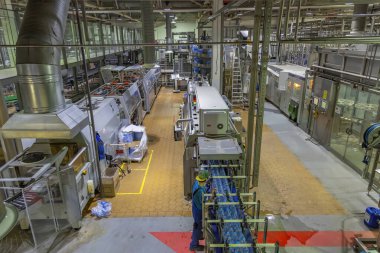 Mytishchi, Rusya - 4 Nisan 2021: Moskova Bira Fabrikası 'nda bira üretimi için teknolojik ekipman, endüstriyel araçlar ve makineler