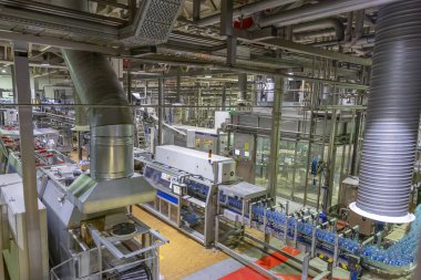 Mytishchi, Rusya - 4 Nisan 2021: Moskova Bira Fabrikası 'nda bira üretimi için teknolojik ekipman, endüstriyel araçlar ve makineler