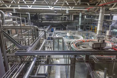 Mytishchi, Rusya - 4 Nisan 2021: Moskova Bira Fabrikası 'nda bira üretimi için teknolojik ekipman, endüstriyel araçlar ve makineler